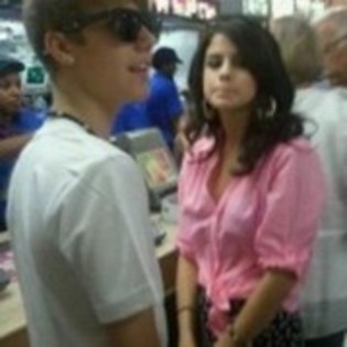 61687751_ASUEVLZ2 - selena gomez