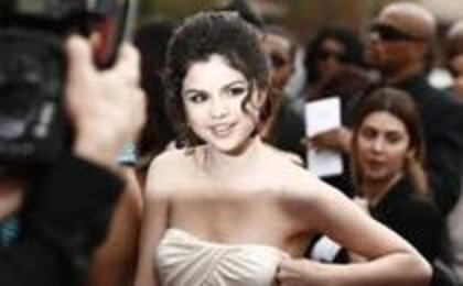 61292138_MBSWKYG3 - selena gomez
