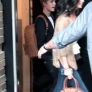 61687737_HEUEMFE - selena gomez