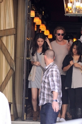 normal_selenaweb_org-008 - 23 June - Leaving Hotel In Paris