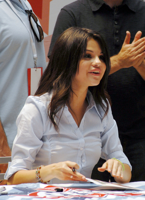 normal_selenafanhq011 - Signing Autographs At Glendale Galleria