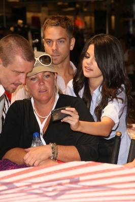 normal_selenafanhq012 - Signing Autographs At Glendale Galleria