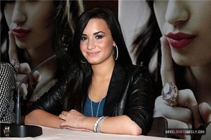 Demi - Demitzu - 28 05 2010 - Press Conference in Sao Paulo Brazil