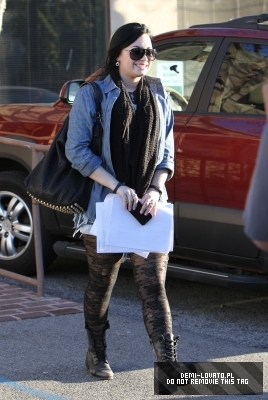normal_Demi_Lovato_2011_Kosty555_info_001 - Demitzu - 31 01 2011 - Leaving the Treatment Center Santa Monica