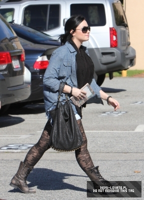 normal_Demi_Lovato_2011_Kosty555_info_003 - Demitzu - 31 01 2011 - Leaving the Treatment Center Santa Monica