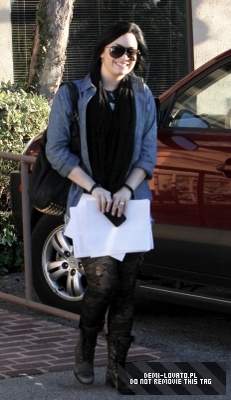 normal_Demi_Lovato_2011_Kosty555_info_003~0 - Demitzu - 31 01 2011 - Leaving the Treatment Center Santa Monica