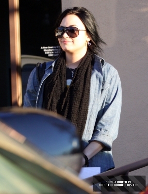 normal_Demi_Lovato_2011_Kosty555_info_005 - Demitzu - 31 01 2011 - Leaving the Treatment Center Santa Monica