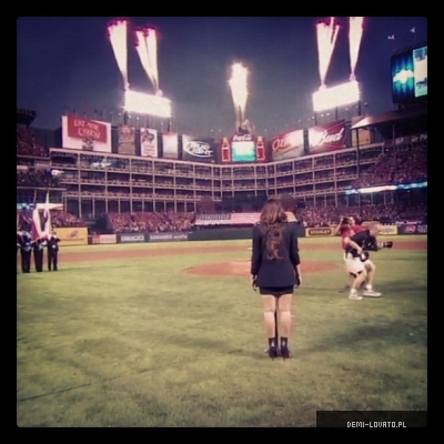 normal_5f6c43fde5e44ecc81fd22b277396067_7 - Demitzu - 24 10 2011 - Singing the national anthem at World Series