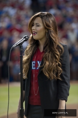 normal_ds_texas_28329 - Demitzu - 24 10 2011 - Singing the national anthem at World Series