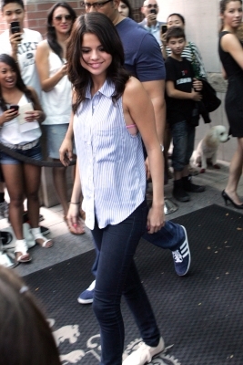 normal_68025_Preppie_Selena_Gomez_leaving_her_hotel_in_Toronto_1_122_66lo - August 23rd - leaving her hotel in Toronto