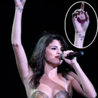 58009919_JZZQEHV2 - selena gomez