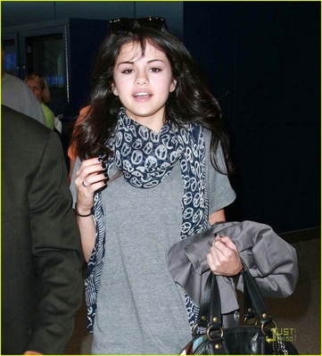 normal_selenafan09 - arrving at JFK International Airport for the teen choice awards