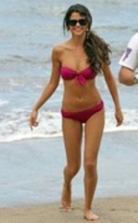 56869618_VFCYOVG - selena gomez