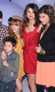 36463554_GMFUEHBXS - bella thorne