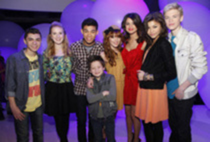 36463556_UEJYBDVPP - bella thorne