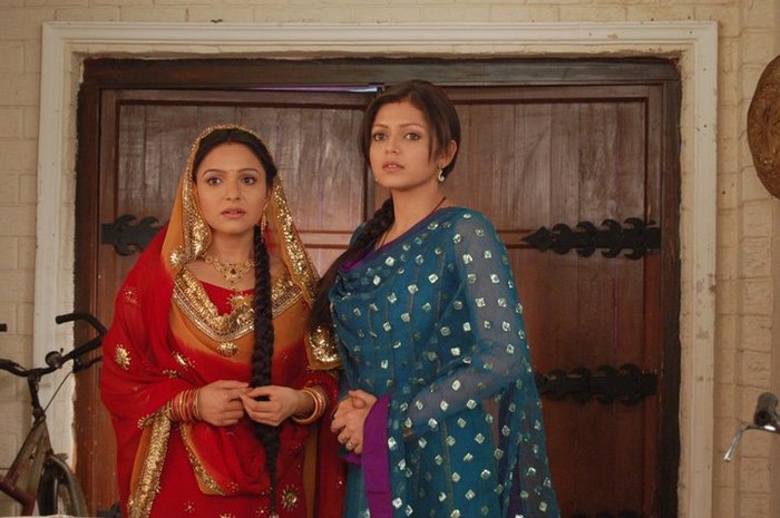 207491_206719102680086_109723285713002_720458_1119097_n - GEET Hui Sabse Parayi Picture Gallery III