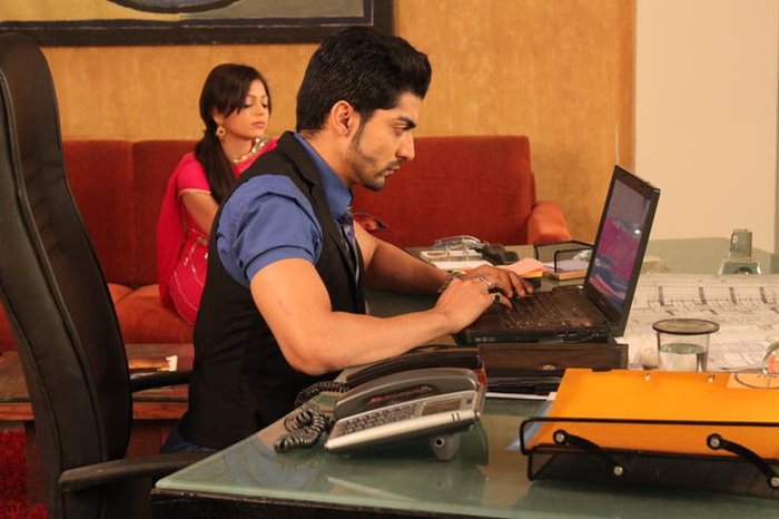 181796_192347090783954_109723285713002_625605_263161_n - GEET Hui Sabse Parayi Picture Gallery III