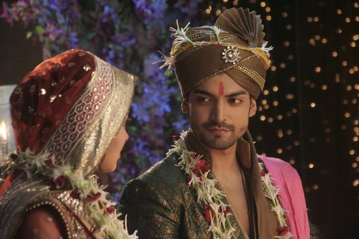 163131_188318047853525_109723285713002_600715_7025116_n - GEET Hui Sabse Parayi Picture Gallery III