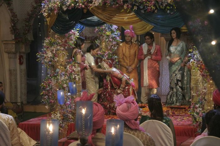 164742_188317607853569_109723285713002_600687_6177665_n - GEET Hui Sabse Parayi Picture Gallery III