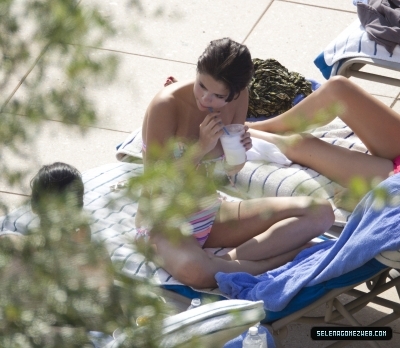 normal_selena-gomez-012 - 07-29-11 Selena Gomez Laying Out By The Pool In Orlando