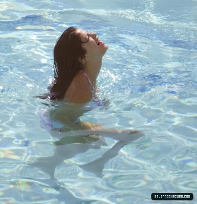 normal_selena-gomez-014 - 07-29-11 Selena Gomez Laying Out By The Pool In Orlando