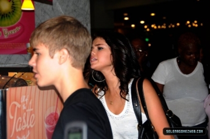 normal_selena-gomez-003 - 08-19-11 Selena Gomez At Liberty Place With Justin Bieber