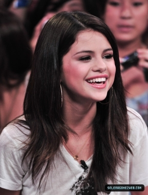 normal_selena-gomez-002