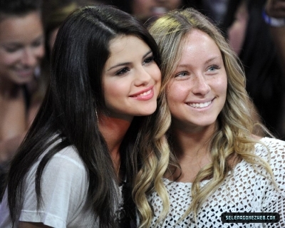 normal_selena-gomez-045