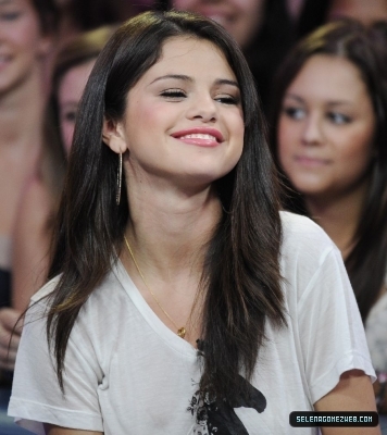 normal_selena-gomez-051