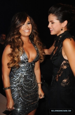 normal_selena-gomez-056