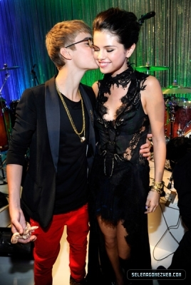 normal_selena-gomez-090