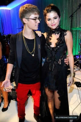 normal_selena-gomez-095