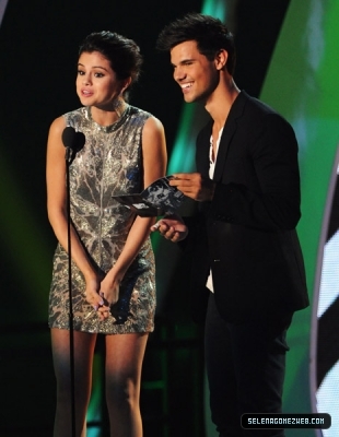 normal_selena-gomez-128