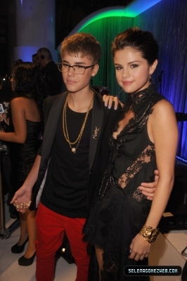 normal_selena-gomez-142