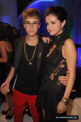 normal_selena-gomez-144