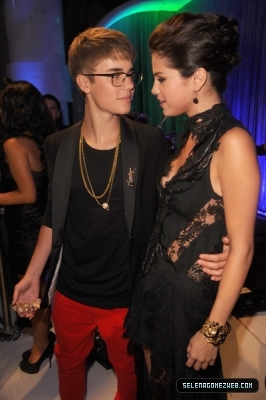 normal_selena-gomez-146