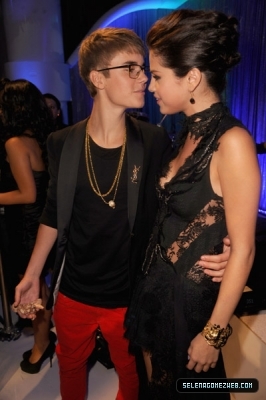 normal_selena-gomez-147