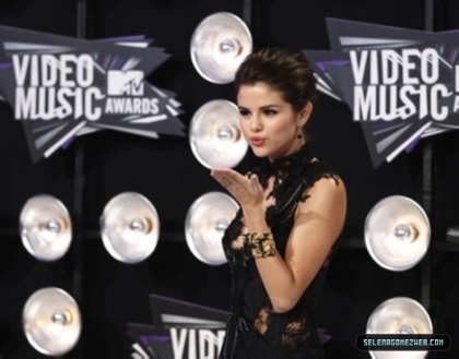 normal_selena-gomez-150