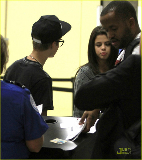 bieber-gomez-airport-01 - Justin Bieber and Selena Gomez LAX Airport Arrival