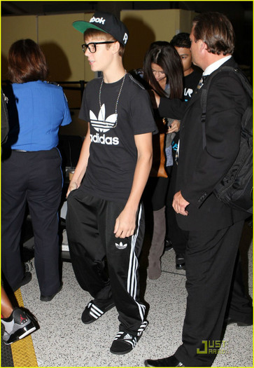 bieber-gomez-airport-02 - Justin Bieber and Selena Gomez LAX Airport Arrival