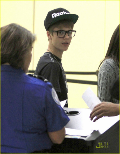 bieber-gomez-airport-03 - Justin Bieber and Selena Gomez LAX Airport Arrival