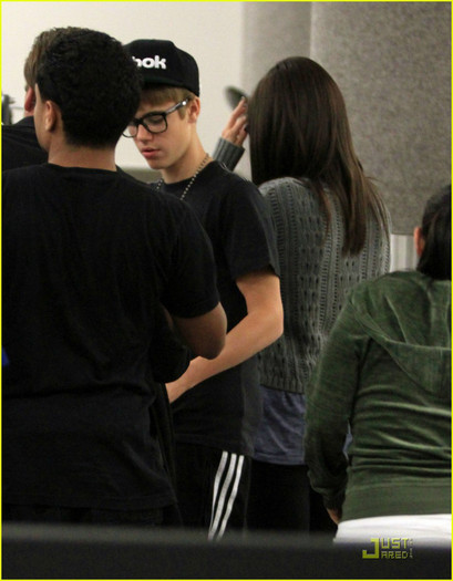 bieber-gomez-airport-04