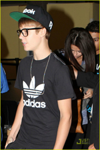 bieber-gomez-airport-07 - Justin Bieber and Selena Gomez LAX Airport Arrival