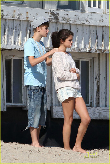 selena-gomez-justin-bieber-beach-01