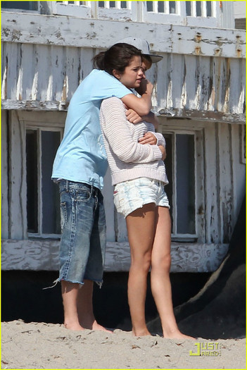 selena-gomez-justin-bieber-beach-03 - Selena Gomez and Justin Bieber Paradise Cove Lovebirds