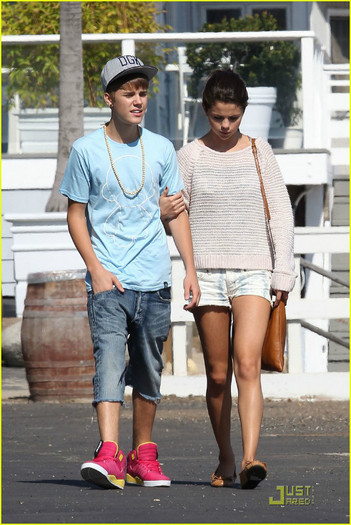 selena-gomez-justin-bieber-beach-04 - Selena Gomez and Justin Bieber Paradise Cove Lovebirds