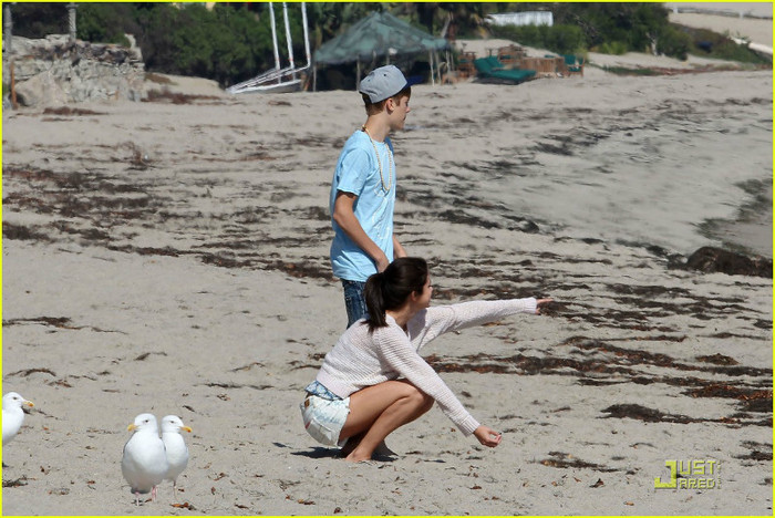 selena-gomez-justin-bieber-beach-05 - Selena Gomez and Justin Bieber Paradise Cove Lovebirds