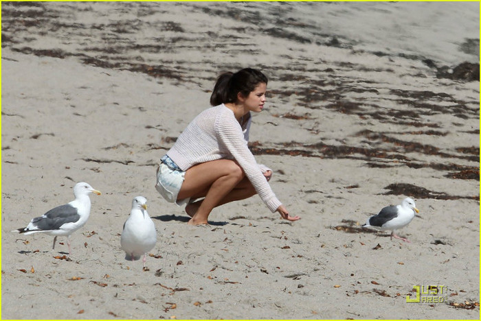 selena-gomez-justin-bieber-beach-06 - Selena Gomez and Justin Bieber Paradise Cove Lovebirds