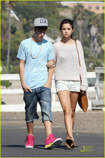 selena-gomez-justin-bieber-beach-07 - Selena Gomez and Justin Bieber Paradise Cove Lovebirds