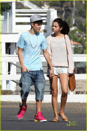 selena-gomez-justin-bieber-beach-08 - Selena Gomez and Justin Bieber Paradise Cove Lovebirds